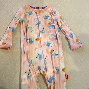 Magnetic me inside with cute “artist kitties”